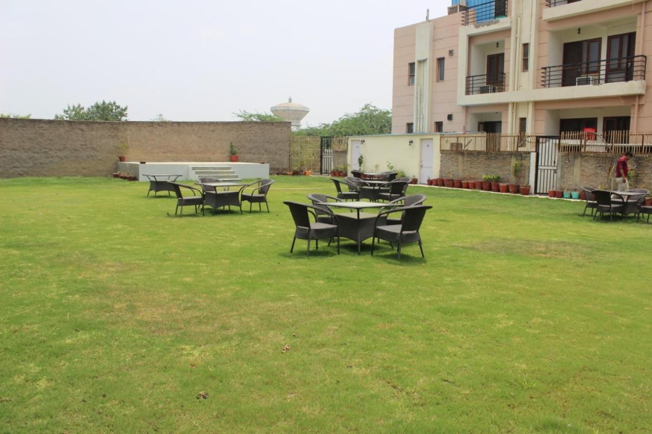 Atithi Suites - An Ahg Hotel Greater Noida Bagian luar foto