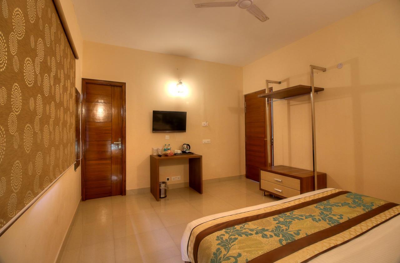 Atithi Suites - An Ahg Hotel Greater Noida Bagian luar foto