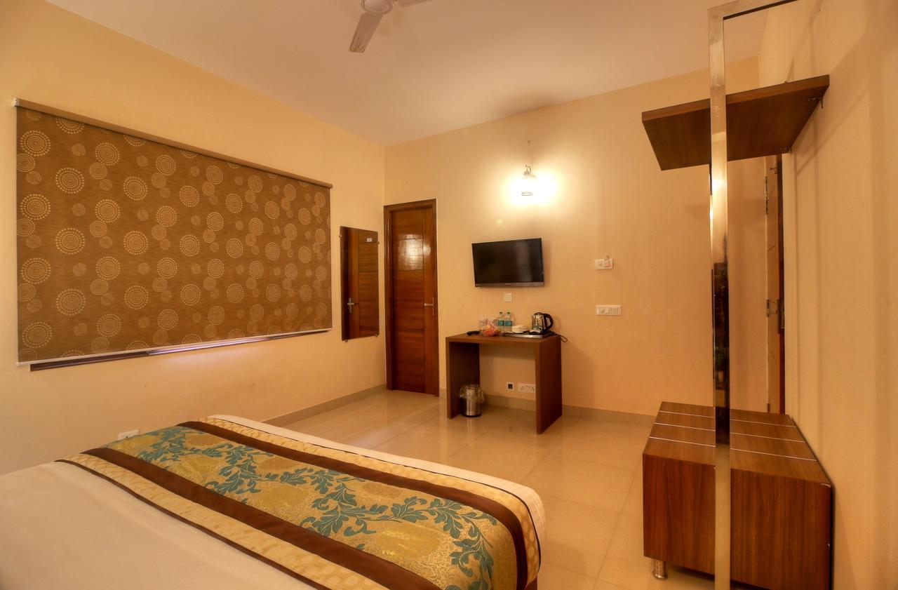 Atithi Suites - An Ahg Hotel Greater Noida Bagian luar foto