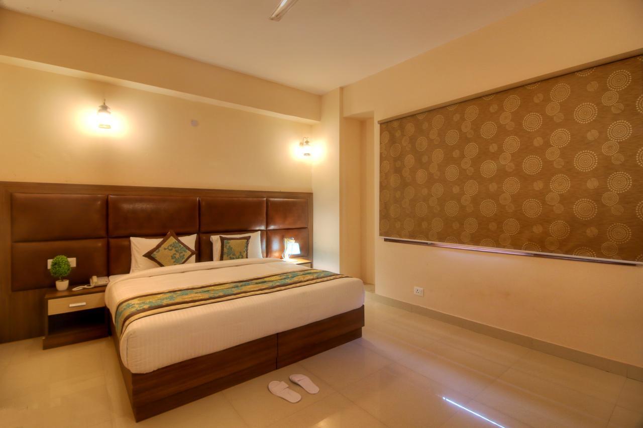 Atithi Suites - An Ahg Hotel Greater Noida Bagian luar foto